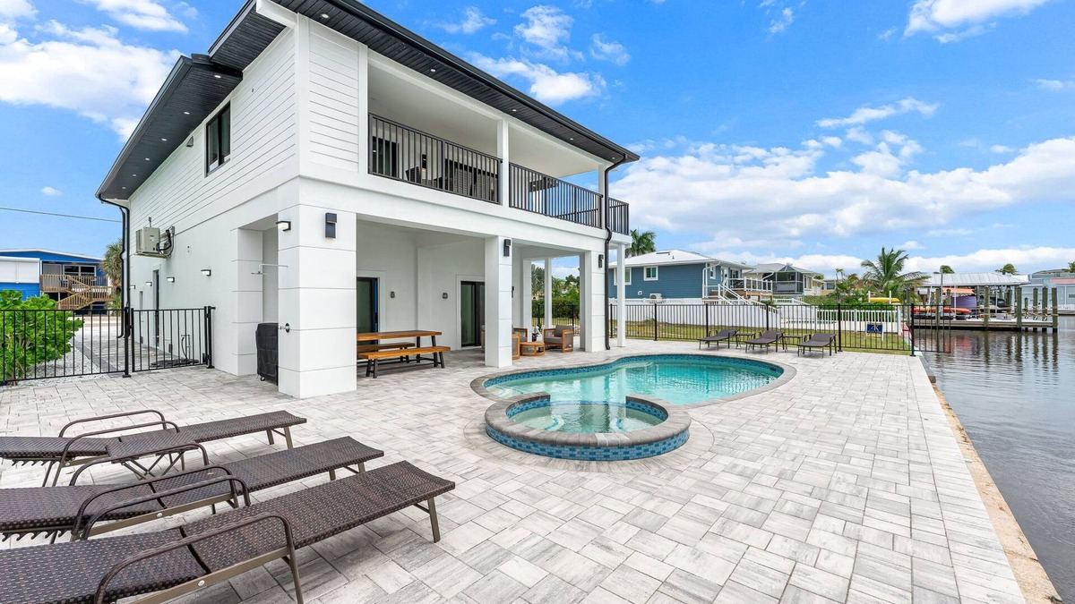 Fort Myers Beach Condo | Walk To Beach, North End Restaurants, Night Life Steps Away!