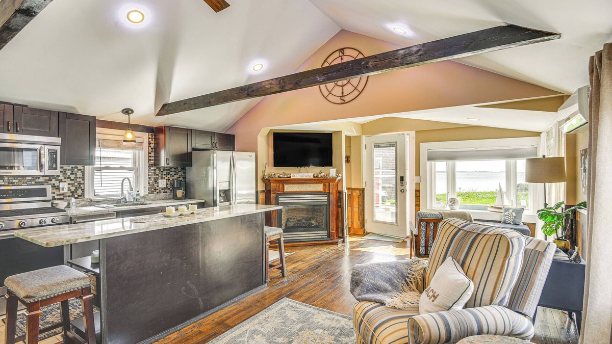 Portsmouth Cottage | Walk to Beach: Water-View Abode in Portsmouth!
