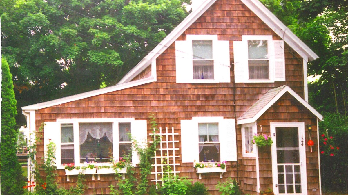 Oak Bluffs House | WALK TO BEACHES,HARBOR,EVERYTHING! IN-TOWN OB! Deck,A/C,Outdoor Shower, Wifi
