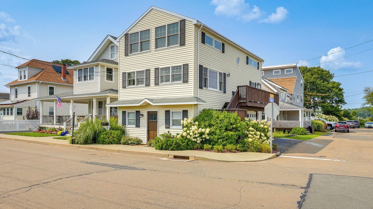 East Haven House | Walk to Beaches: Sunny East Haven Home w/Grill