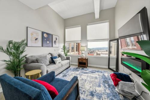 Downtown Cincinnati Apartment | Walk to Bengal, Reds Free Parking King Bed Gym