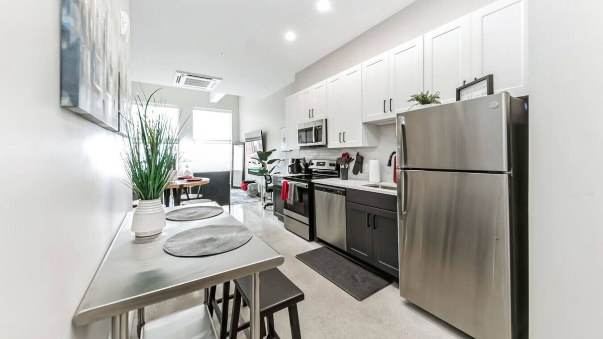 Downtown Cincinnati Apartment | Walk to Bengals, Reds, Free Parking, King Bed, Gym, rooftop