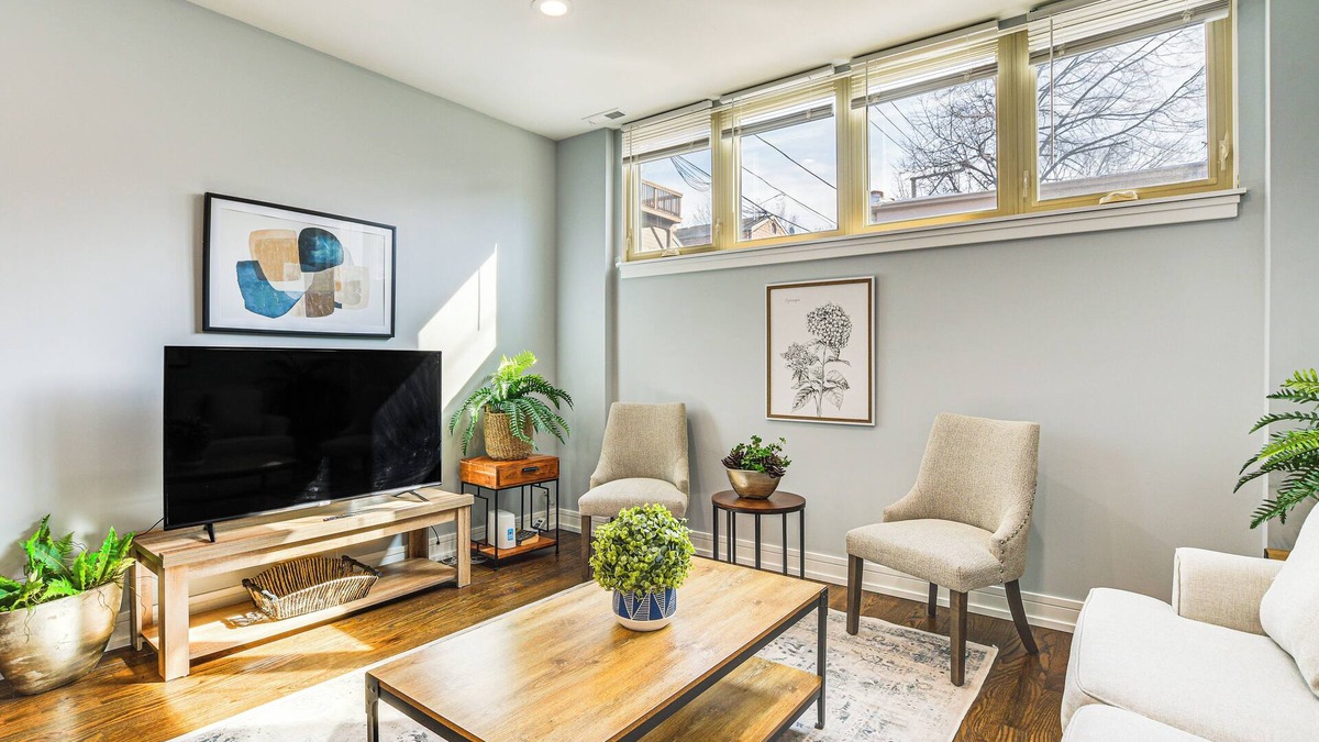 Bucktown Apartment | Walk to Blue Line: Sleek Apartment in Bucktown!