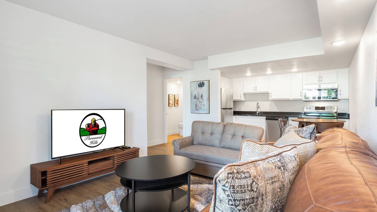 Downtown Branson Condo | Walk to Branson Landing Kayak from the Creek Updated Cozy Retreat Sm Dog- Friendly