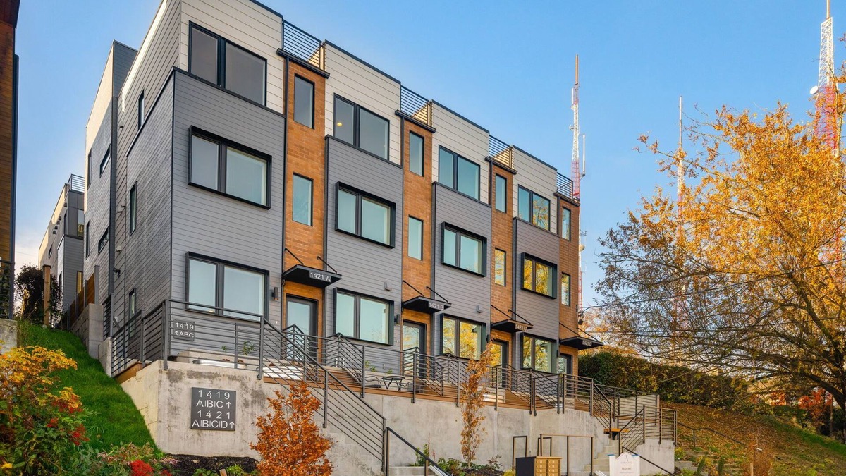 Minor House | Walk to CapHill 4B2.5B Sleeps 12 w/Rooftop deck
