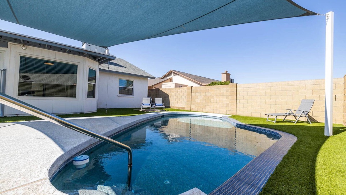 La Buena Vida House | Walk to Cardinals Stadium -Heated Pool-Pool Table