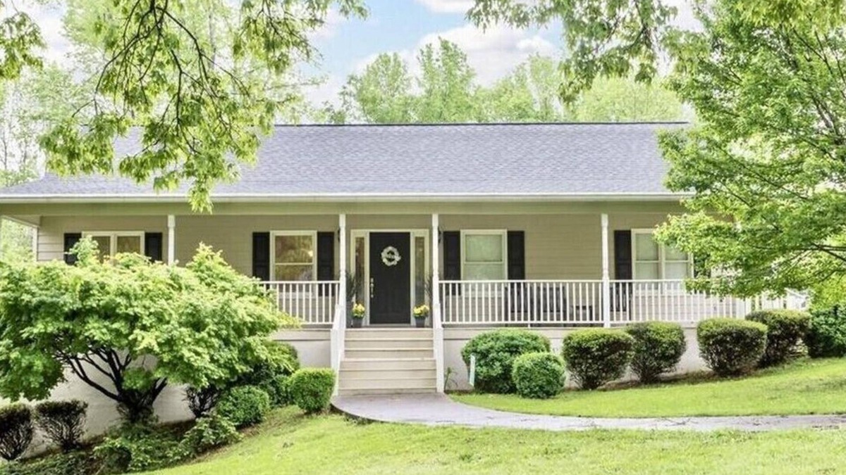 Carrollton House | Walk to Carrollton Square! Entire Home Upstairs For Rent.