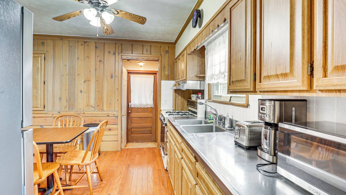 Salem Apartment | Walk to Centennial Park: Apartment w/Garage!