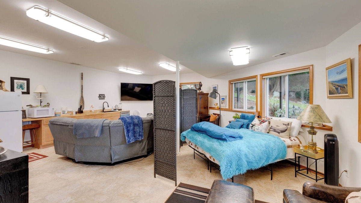 Oak Harbor Apartment | Walk to Cornet Bay! Charming Apt w/Patio