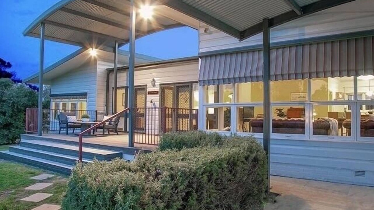 Corowa House | Walk to Corowa Whiskey & Chocolate Factory short drive Rutherglen wineries.