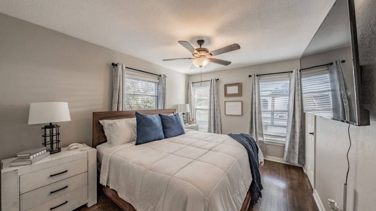 Fort Worth Cultural District House | Walk To Dickies Arena, Will Rogers, 7th Street & More, KING BED, Large Backyard!