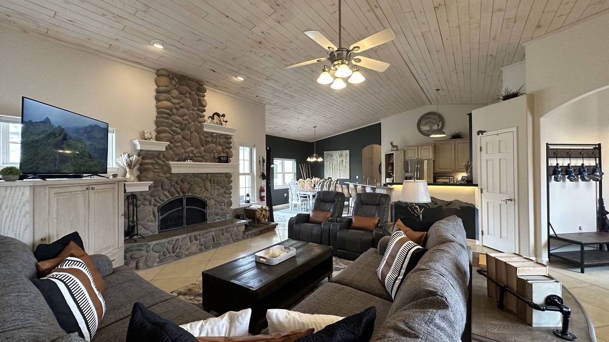 Buena Vista House | WALK to dntwn / 5 acres 360 views / Hottub / FULLY STOCKED game room & kitchen!