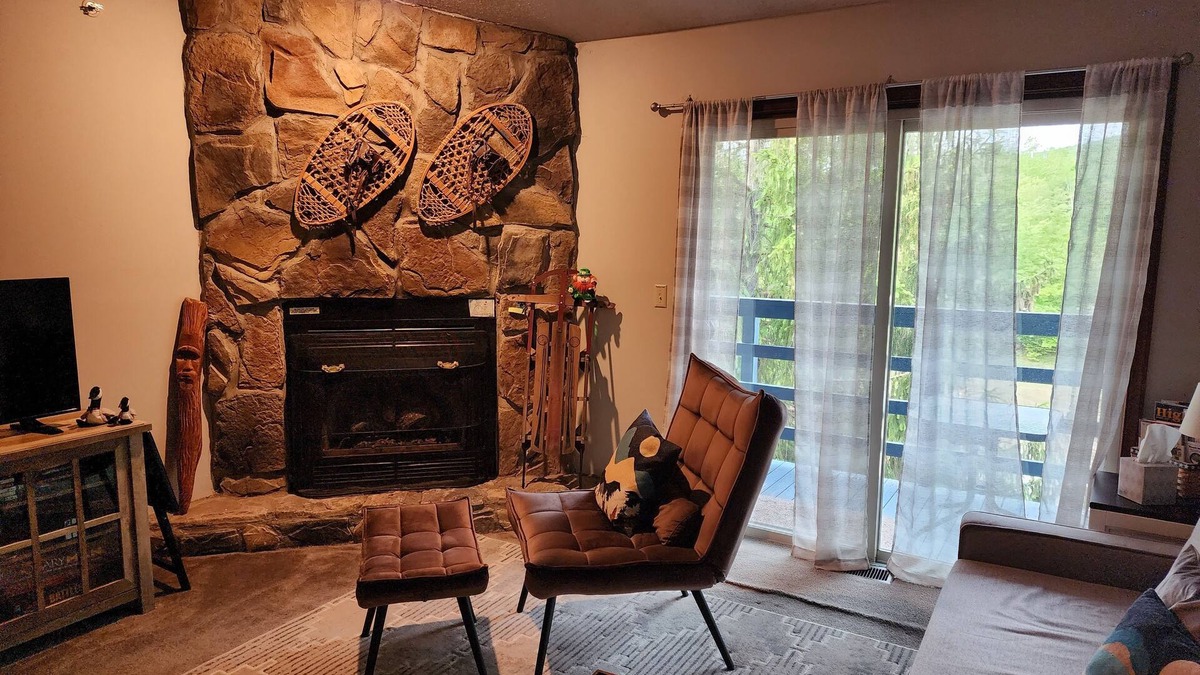 Northface Condo | Walk to Dolly Sods, Enjoy Mountain Views + Gas Fireplace & Jacuzzi Tub! 3rd Fl.