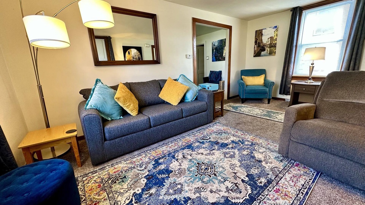 La Salle House | Walk to Downtown - 10 Mins to Starved Rock!