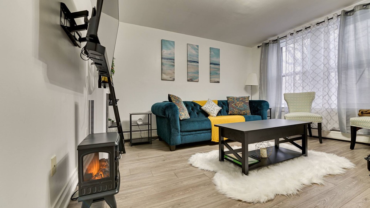 Albany Apartment | Walk to Downtown Albany: Ten Broeck Triangle Apt!