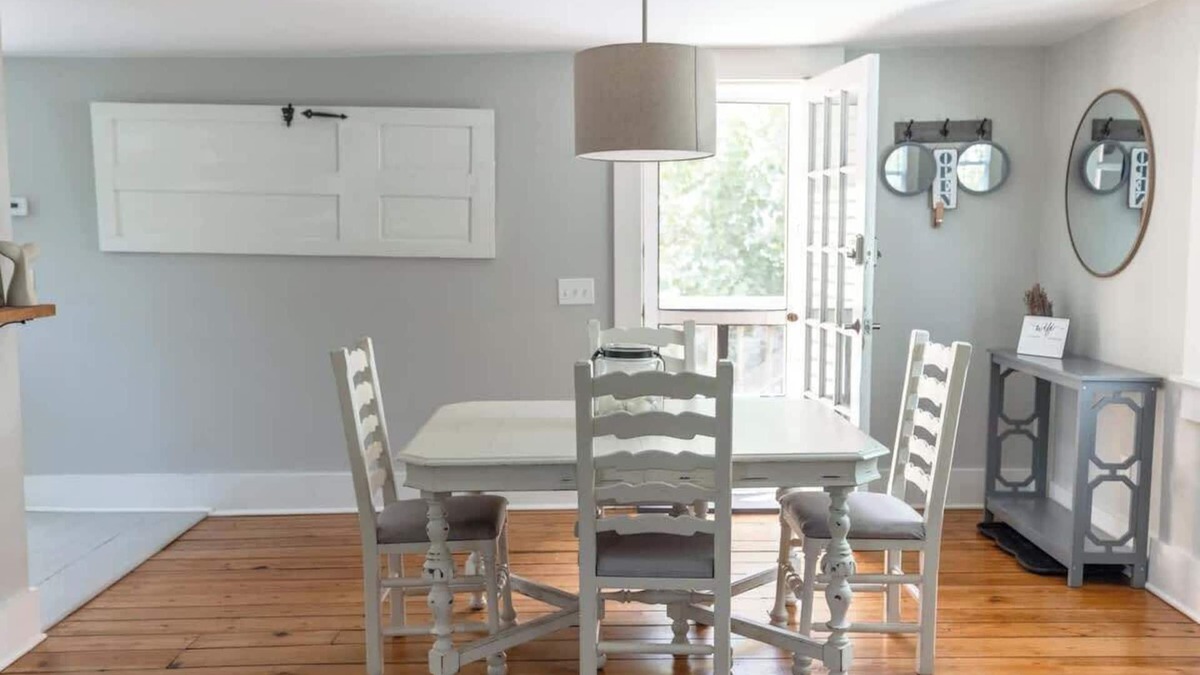 Off Broadway Apartment | Walk to downtown and Broadway 3b