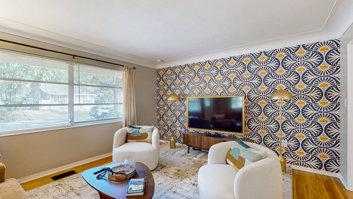 Mount Dora House | Walk to downtown at this charming home with bikes, wifi, and cornhole