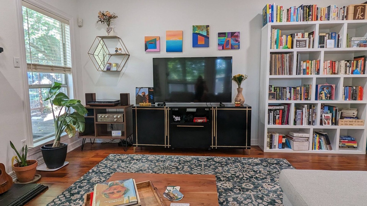 Old Enfield Condo | Walk to downtown Austin from an artistic two-story condo