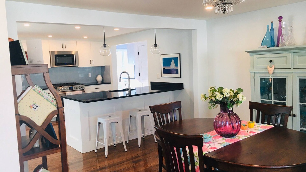 Bristol House | Walk to downtown Bristol, popular wedding venues and the harbor!