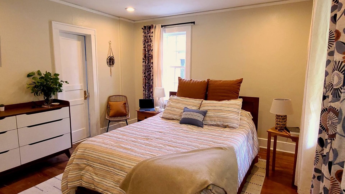 Florence House | Walk to downtown Florence. Minutes away from medical facilities.