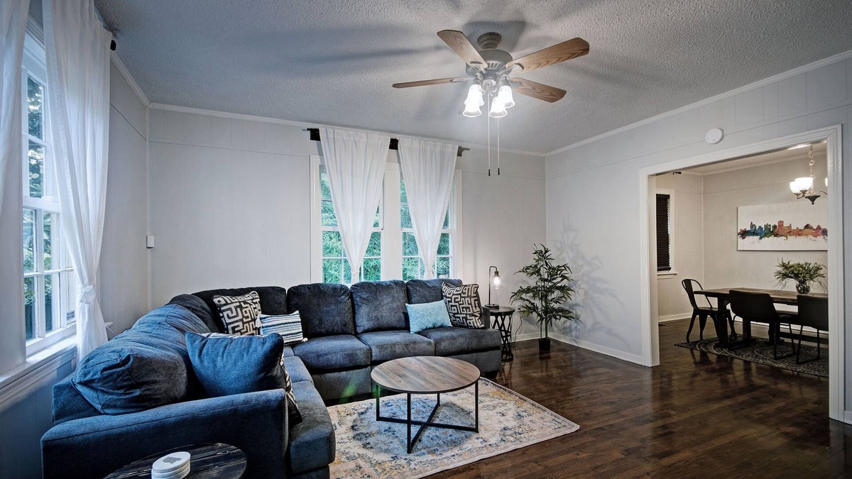 Fondren House | Walk to Downtown Fondren | King Beds