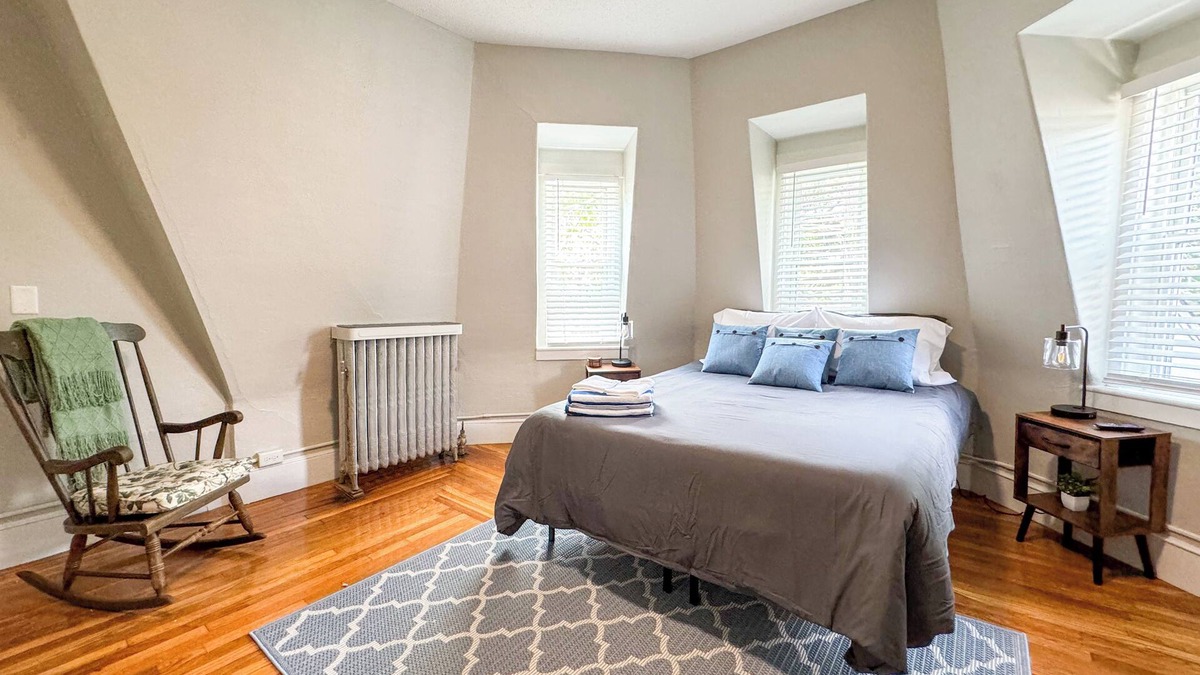Downtown Apartment | Walk to Downtown - Mins to MHT and SNHU Arena