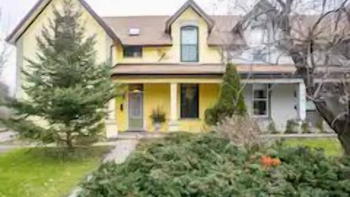Orangeville House | Walk to Downtown or conservation area, 2 Bedroom home . Sleeps 4. Pets welcomed