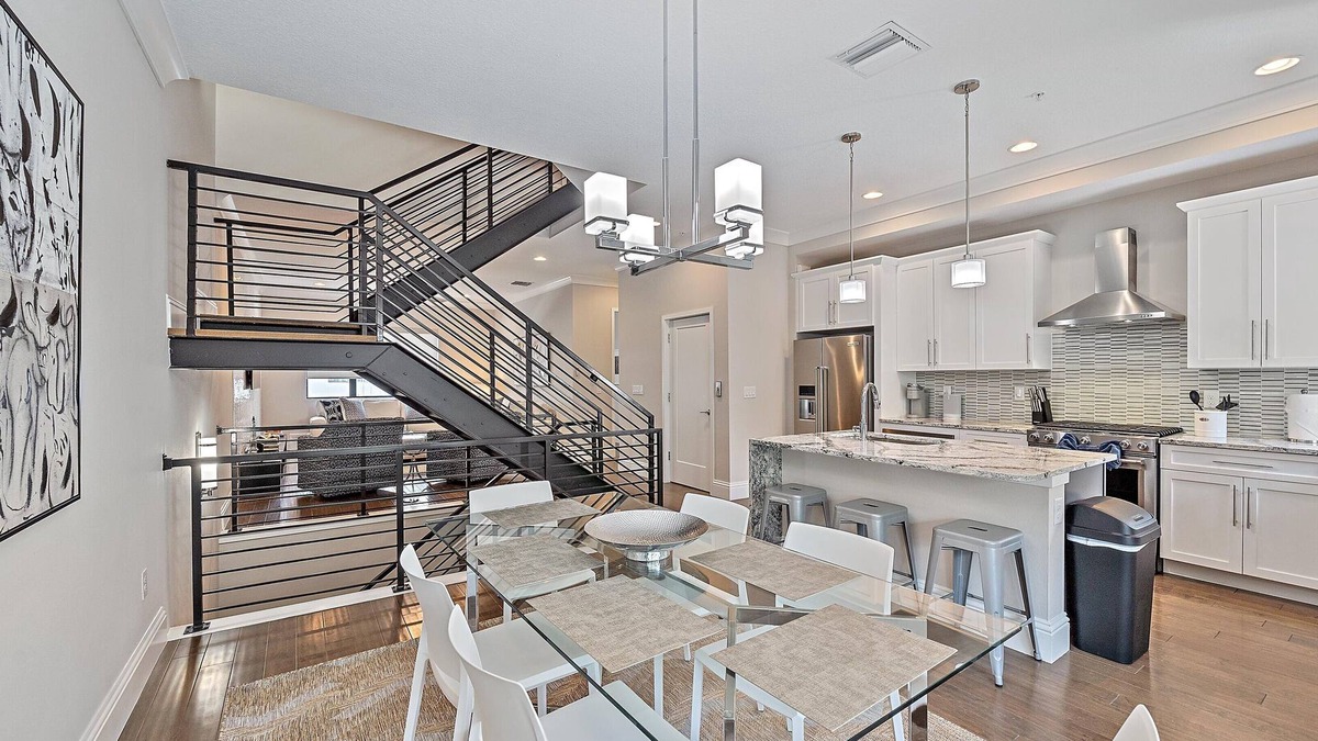 Downtown House | Walk to Downtown, Rooftop Jacuzzi, Contemporary Decor