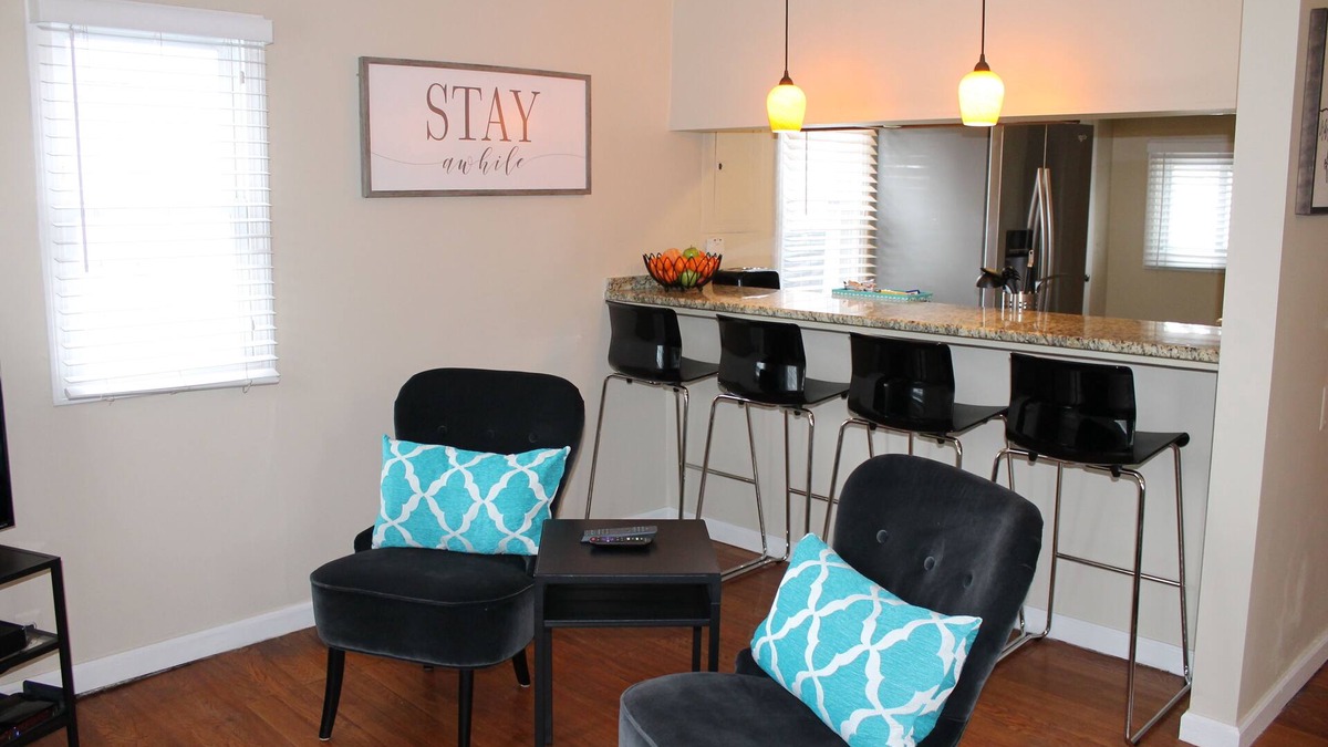Royal Oak House | Walk to Downtown Royal Oak - Quiet neighborhood - Cozy 2 Bed 1 Bath Bungalow
