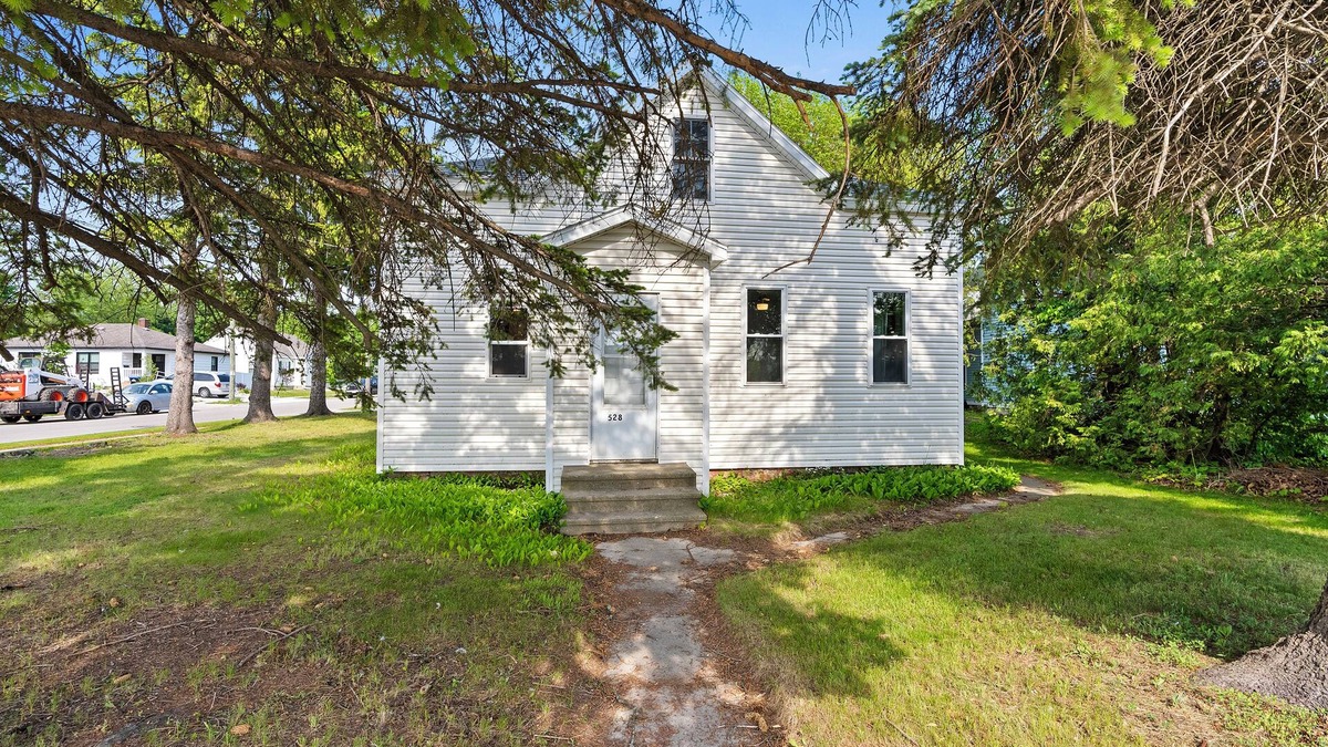 Sturgeon Bay House | Walk to Downtown Sturgeon Bay & Sunset Park!