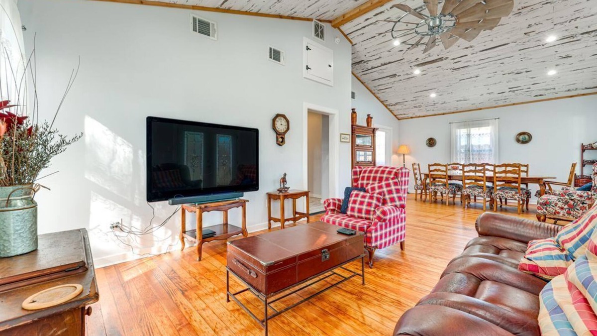 Lockhart House | Walk to Dtwn Shops & BBQ: Home w/Fenced Yard!