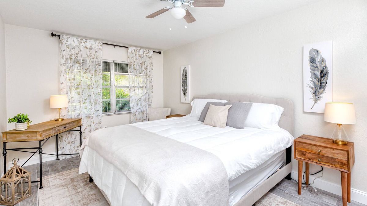 New Port Richey House | Walk to dwnt/7min to beach/king bed/free parking