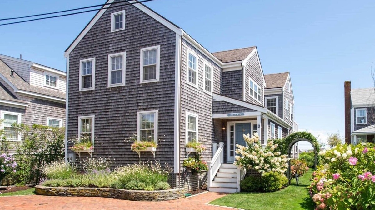 Brant Point House | Walk to ferry, town and beaches!