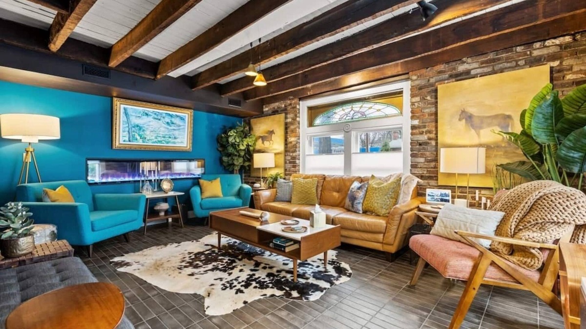 West Suburb House | Walk to Gatton Park, Distillery District & Rupp Arena, Historic Carriage House