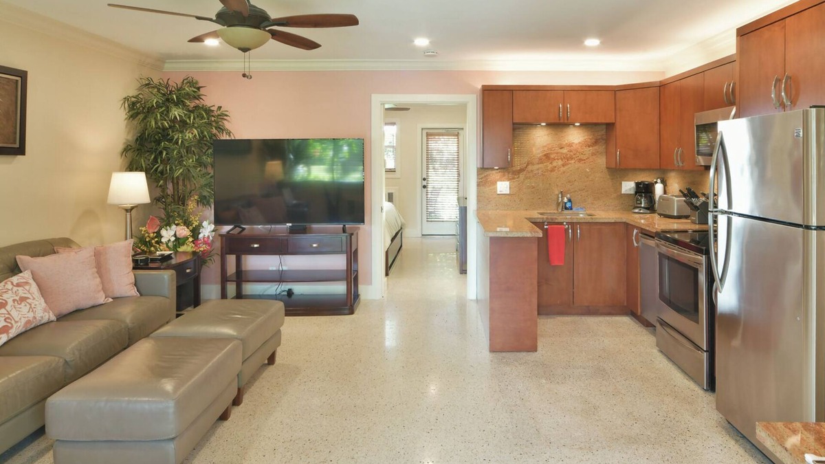 Wilton Manors Apartment | Walk to GAY Wilton Drive, Pool, King Bed, Kitchen, Living Room, Patio, WiFi, #5
