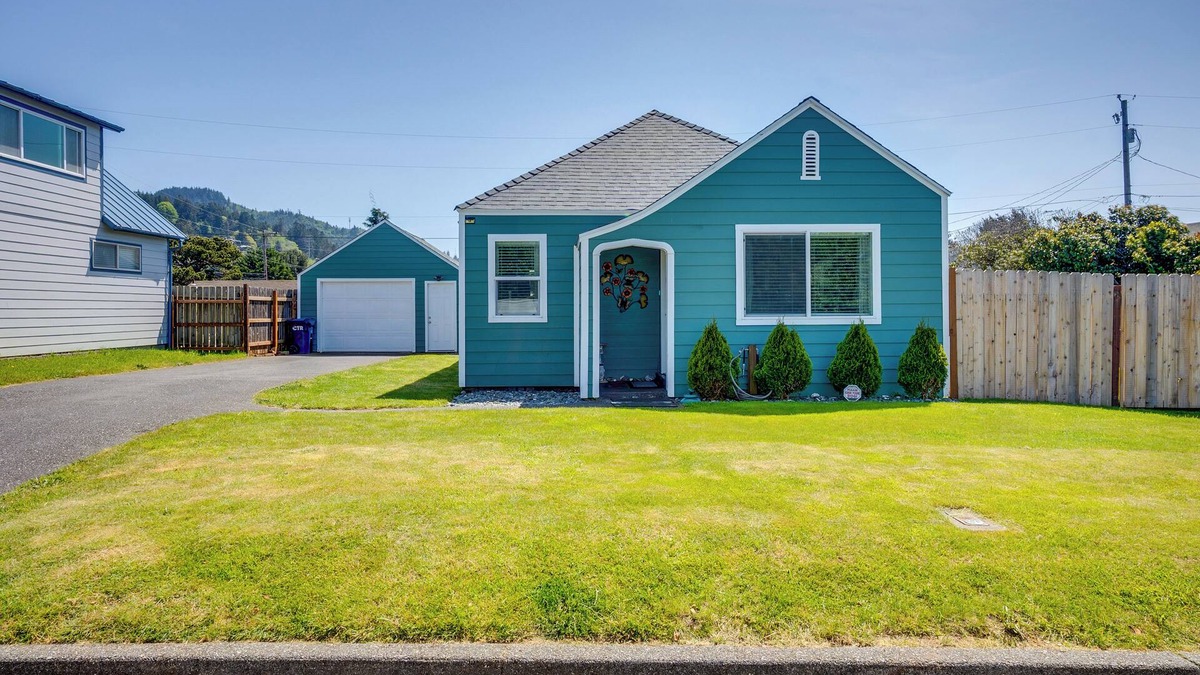 Gold Beach Cottage | Walk to Gold Beach: Charming Cottage w/Yard!