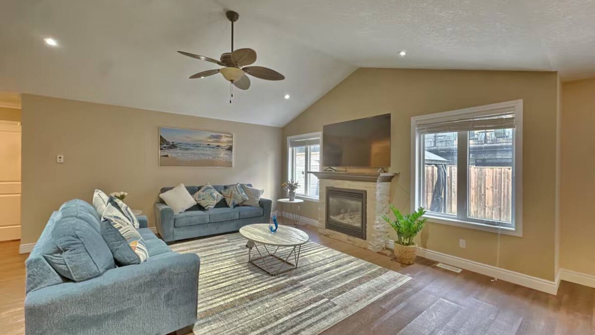Grand Bend House | Walk to Grand Bend Main Beach | Sleeps 8 | Family Friendly | Heart of Grand Bend