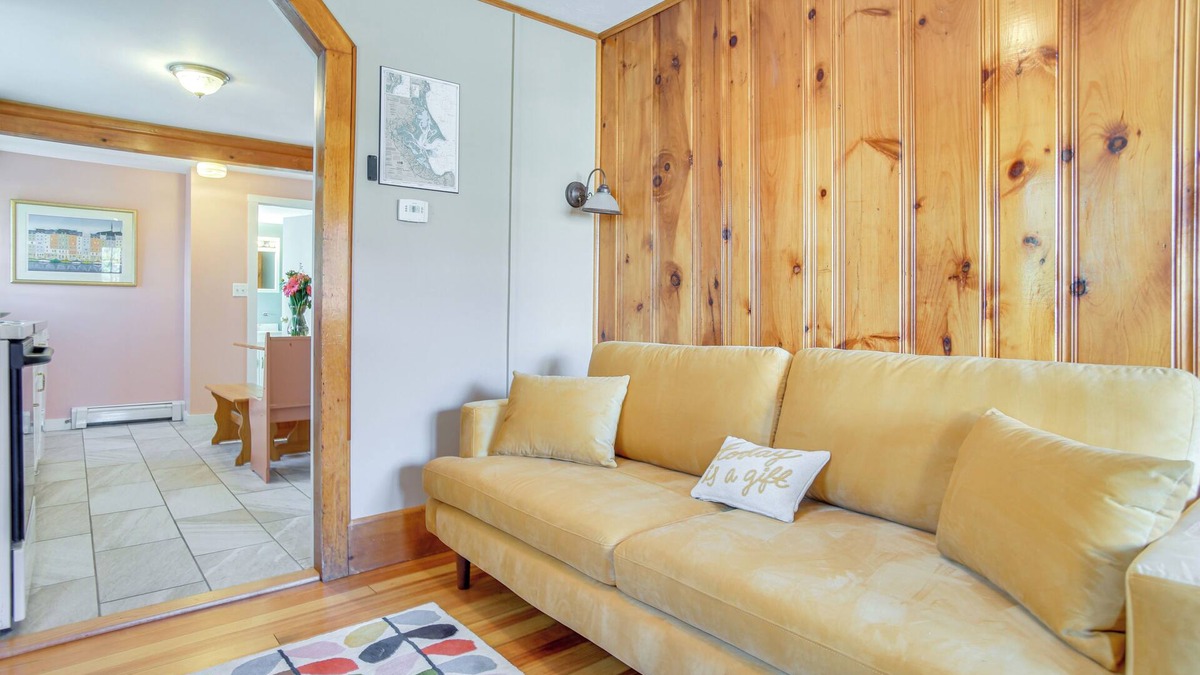 Kingston Cottage | Walk to Grays Beach Park: Kingston Seaside Escape