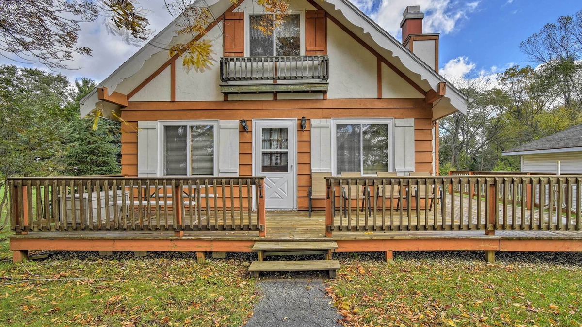 Markesan Cabin | Walk to Green Lake & Beach: Cozy Cabin w/Deck
