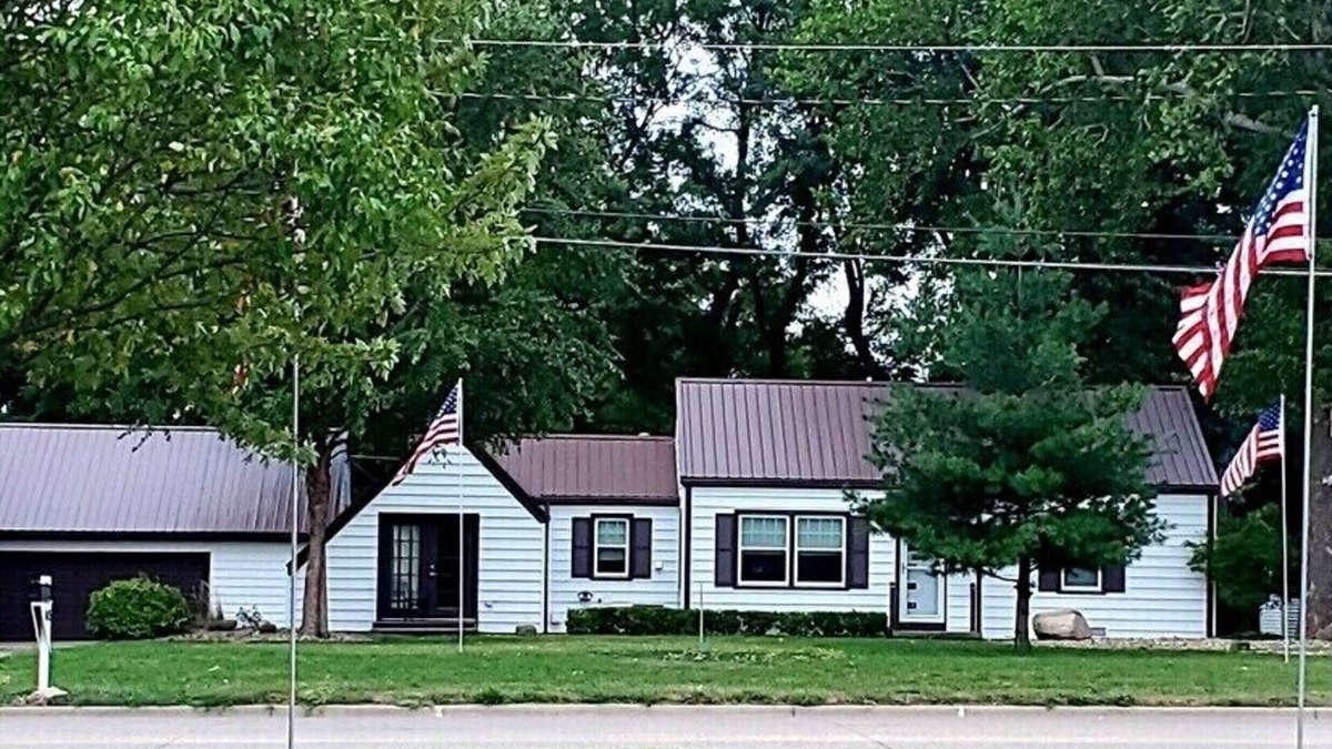 Knoxville House | Walk to Knoxville Raceway! 3BR, Fire Pit, Near Lake Red Rock & Pella
