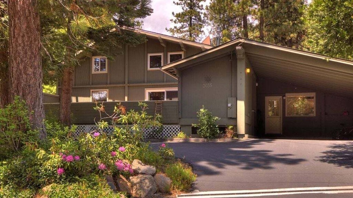 Lake Forest House | Walk to Lake and Skylandia Beach, close to Tahoe City! Fenced Yard