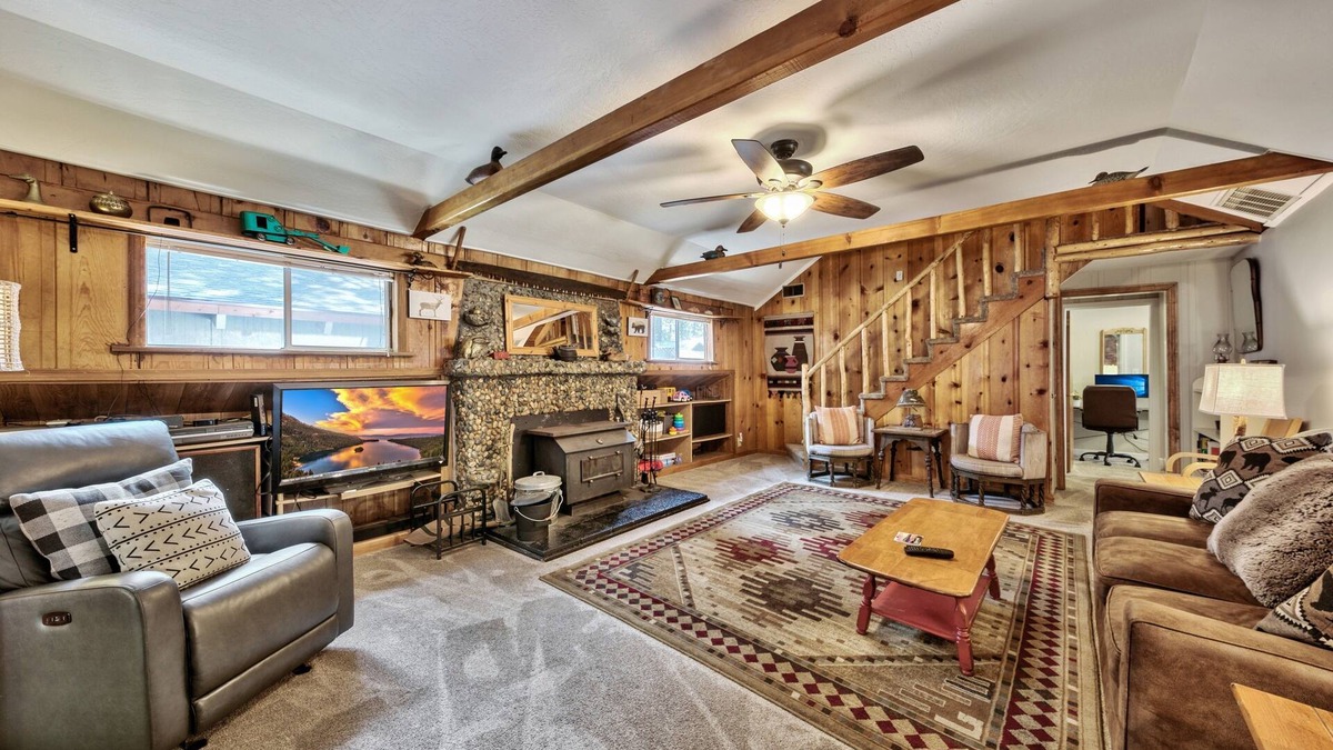 Bijou Pines Cabin | Walk to Lake, Dog and Family Friendly, Tesla EV Charger, HotTub, 3bd 3bath