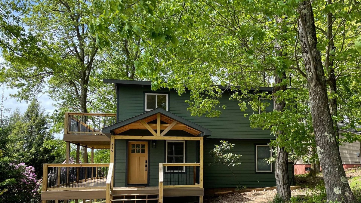 Alpine Lake House | Walk to lake, enjoy this lake-view home! Hiking nearby.