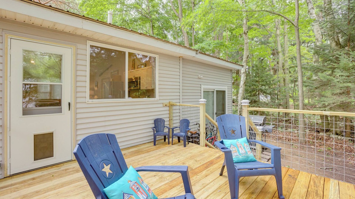 Ludington Cottage | Walk to Lake Hamlin: Cottage Near Boat Launch