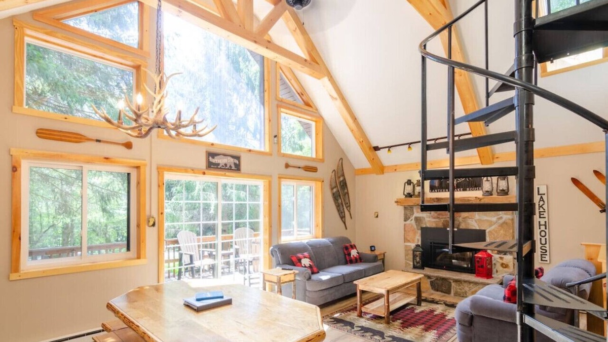 Lake Harmony Estates Cabin | Walk to Lake Harmony l FREE Beach Access l Hot Tub