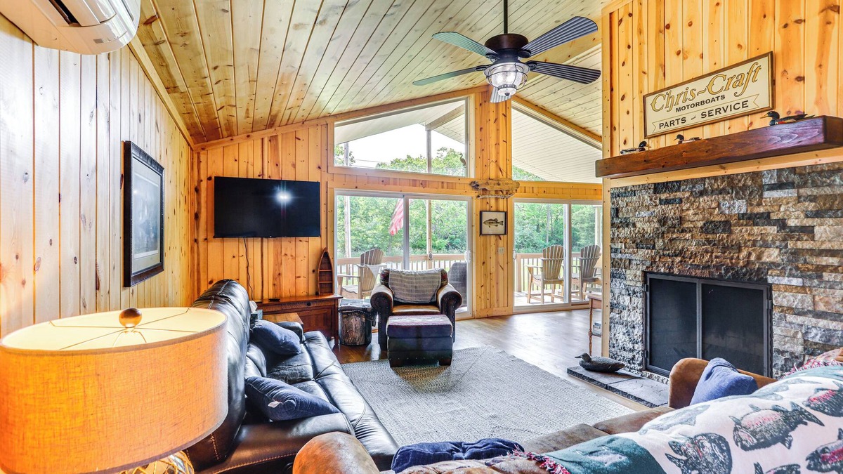 Kelleys Island House | Walk to Lake: Kelleys Island Gem w/Deck!