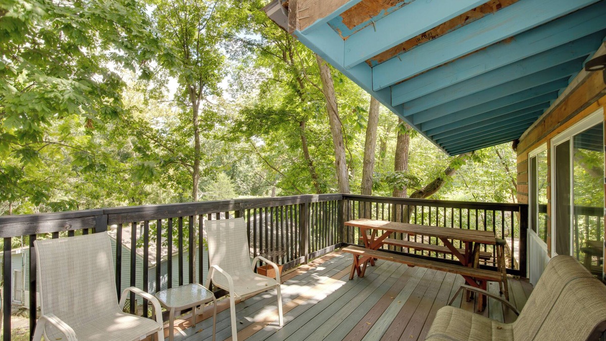 Lake Lafayette Apartment | Walk to Lake Lafayette: Wooded Cabin w/Deck!