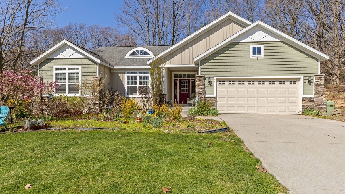 Holland House | Walk to Lake Michigan. Spacious 5-bedroom house near Tunnel Park and bike trails