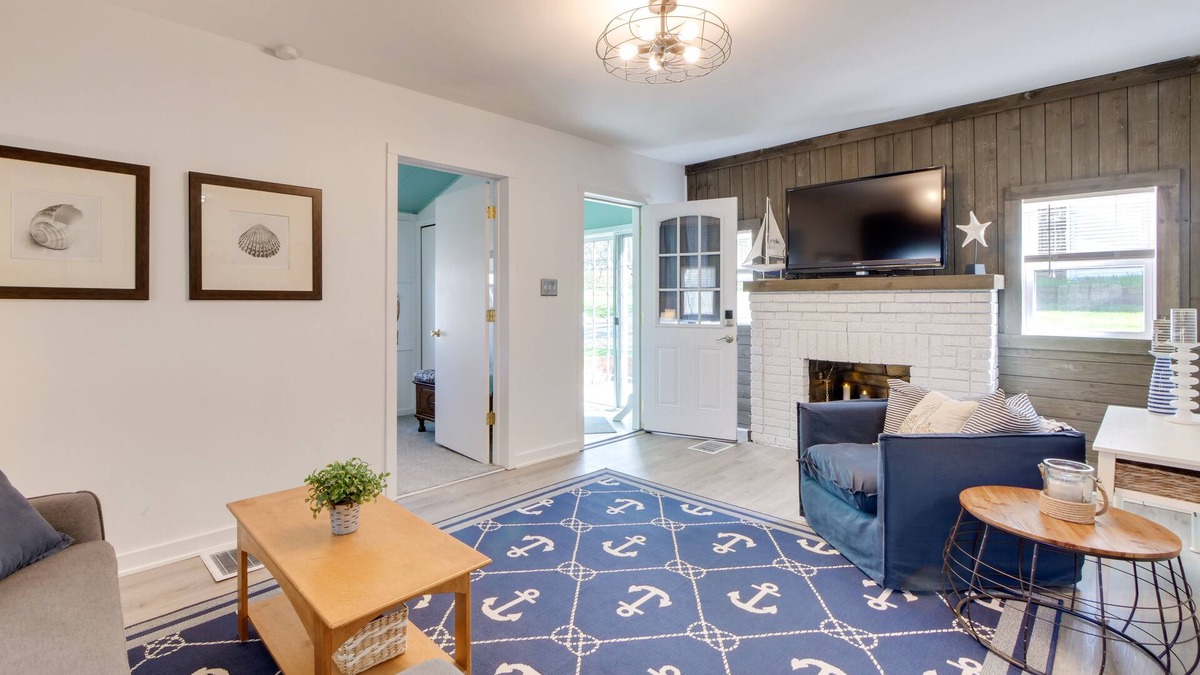 Portage Lakes Cottage | Walk to Lake: Nautical Akron Cottage w/Deck!