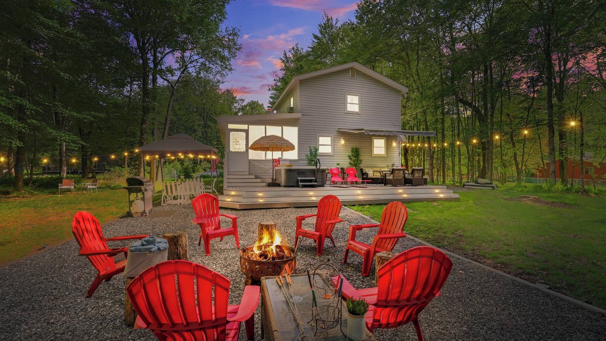 Pocono Lake Ski Chalet | Walk to Lake & Pool! Hot Tub, Air Hockey, Pool Table, Boat Rental, BBQ, Fire Pit